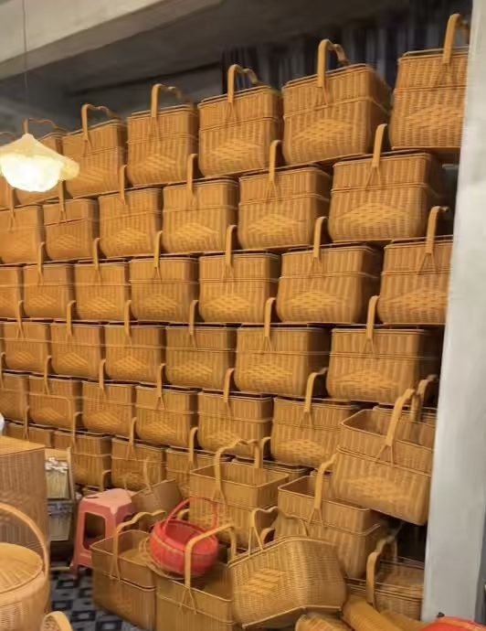 作坊中整面墙整齐陈列的芒编成品篮筐
